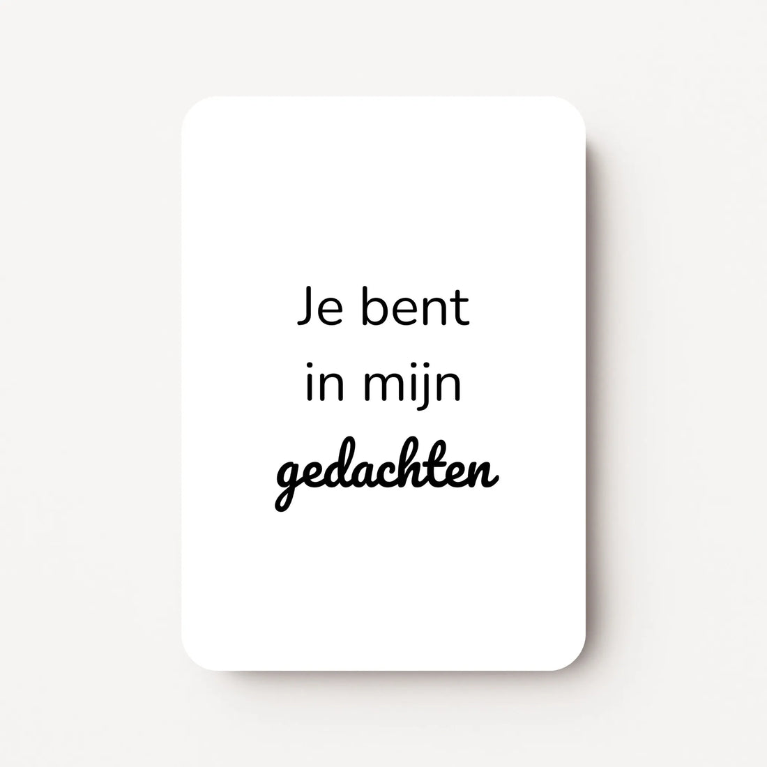 Staande minikaart met zwarte tekst "Je bent in mijn gedachten", minimalistisch ontwerp op een witte achtergrond.