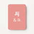 Staande minikaart met witte tekst "Jij & ik", minimalistisch ontwerp op een warme oudroze achtergrond.