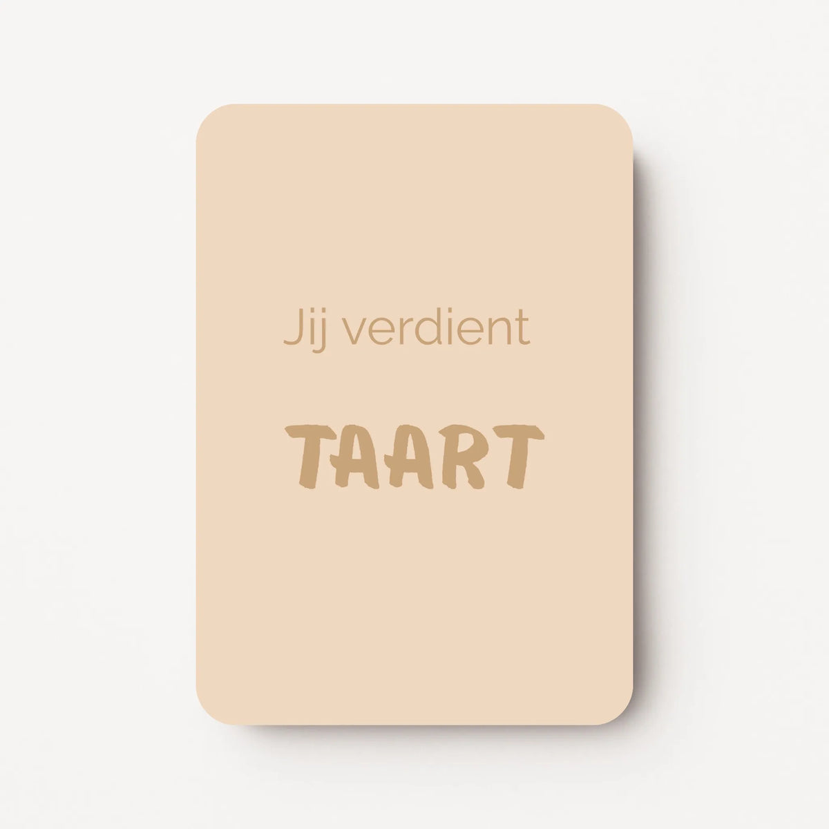 Staande crème-abrikooskleurige minikaart met goudbruine tekst "Jij verdient TAART".