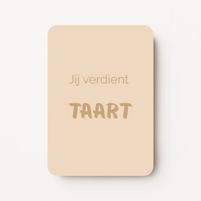 Staande crème-abrikooskleurige minikaart met goudbruine tekst "Jij verdient TAART".