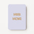 Staande minikaart met goudbeige tekst "MOOI MENS", minimalistisch ontwerp op een zachte koelgrijze achtergrond.