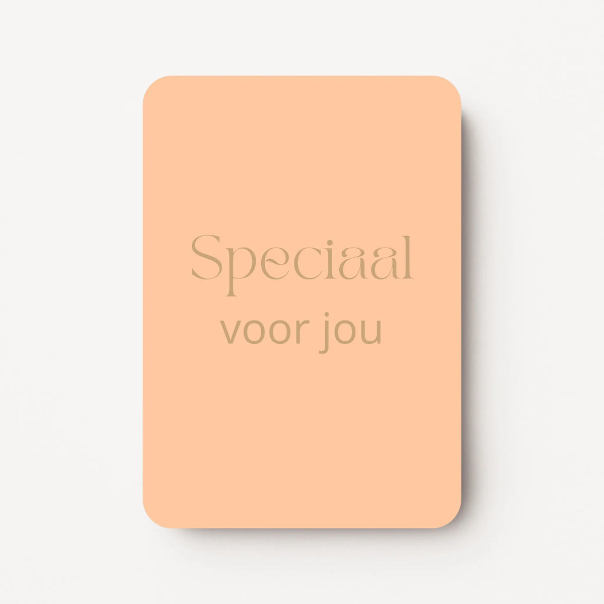 Staande minikaart met goudbeige tekst "Speciaal voor jou", minimalistisch ontwerp op een warme abrikoosoranje achtergrond.