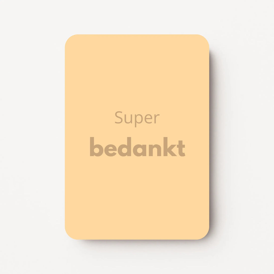 Staande minikaart met goudbeige tekst "Super bedankt", minimalistisch ontwerp op een zachte abrikoosgele achtergrond.