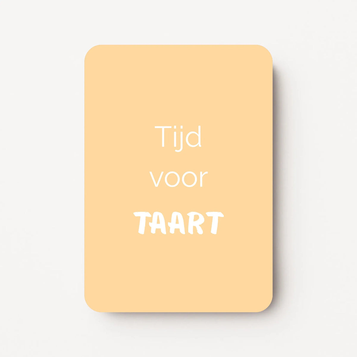Staande minikaart met witte tekst "Tijd voor TAART", minimalistisch ontwerp op een zachte abrikooskleurige achtergrond.
