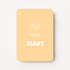 Staande minikaart met witte tekst "Tijd voor TAART", minimalistisch ontwerp op een zachte abrikooskleurige achtergrond.