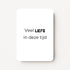 Staande minikaart met zwarte tekst "Veel LIEFS in deze tijd", minimalistisch ontwerp op een witte achtergrond.