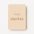 Staande minikaart met goudbeige tekst "Veel sterkte", minimalistisch ontwerp op een warme zandbeige achtergrond.