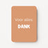 Staande minikaart met witte tekst "Voor alles: DANK", minimalistisch ontwerp op een warme karamelkleurige achtergrond.