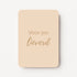 Staande minikaart met goudbeige tekst "Voor jou lieverd", minimalistisch ontwerp op een zachte beige achtergrond.
