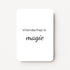 Staande minikaart met zwarte tekst "Vriendschap is magie", minimalistisch ontwerp op een witte achtergrond.