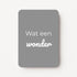 Staande minikaart met witte tekst "Wat een wonder", minimalistisch ontwerp op een koele middengrijze achtergrond.