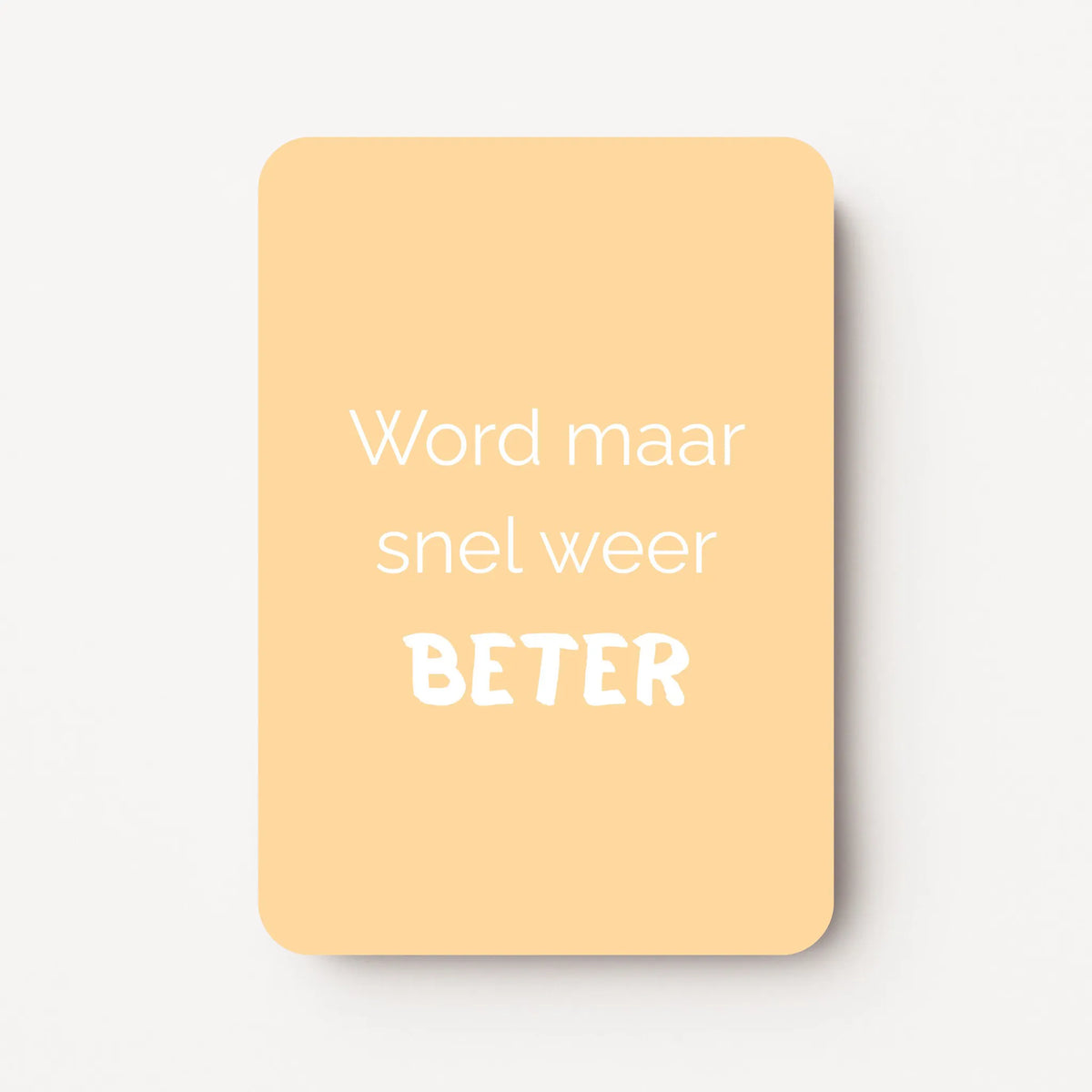 Staande minikaart met witte tekst "Word maar snel weer BETER", minimalistisch ontwerp op een zachte abrikoosgele achtergrond.