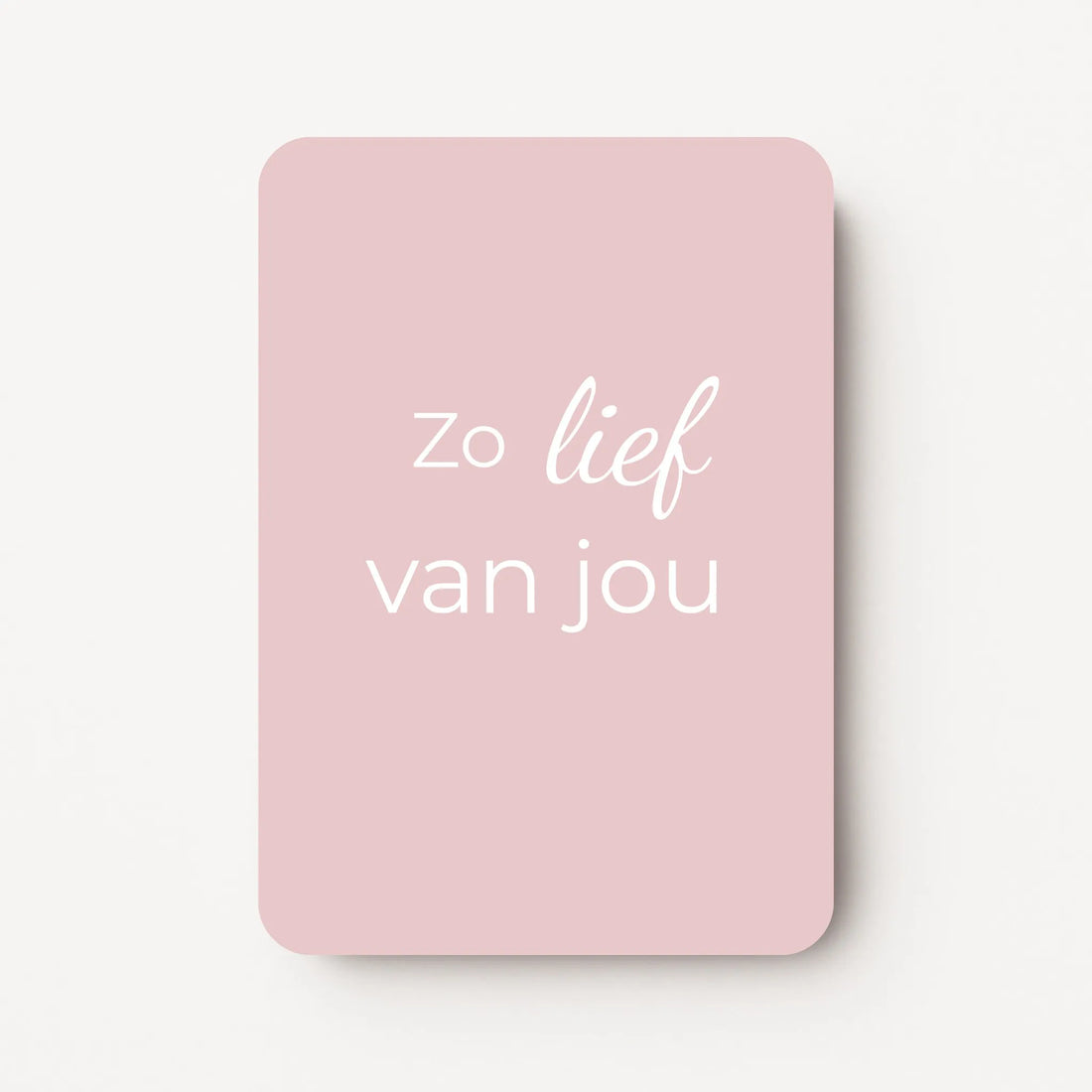 Staande minikaart met witte tekst "Zo lief van jou", minimalistisch ontwerp op een zachte roze-beige achtergrond.