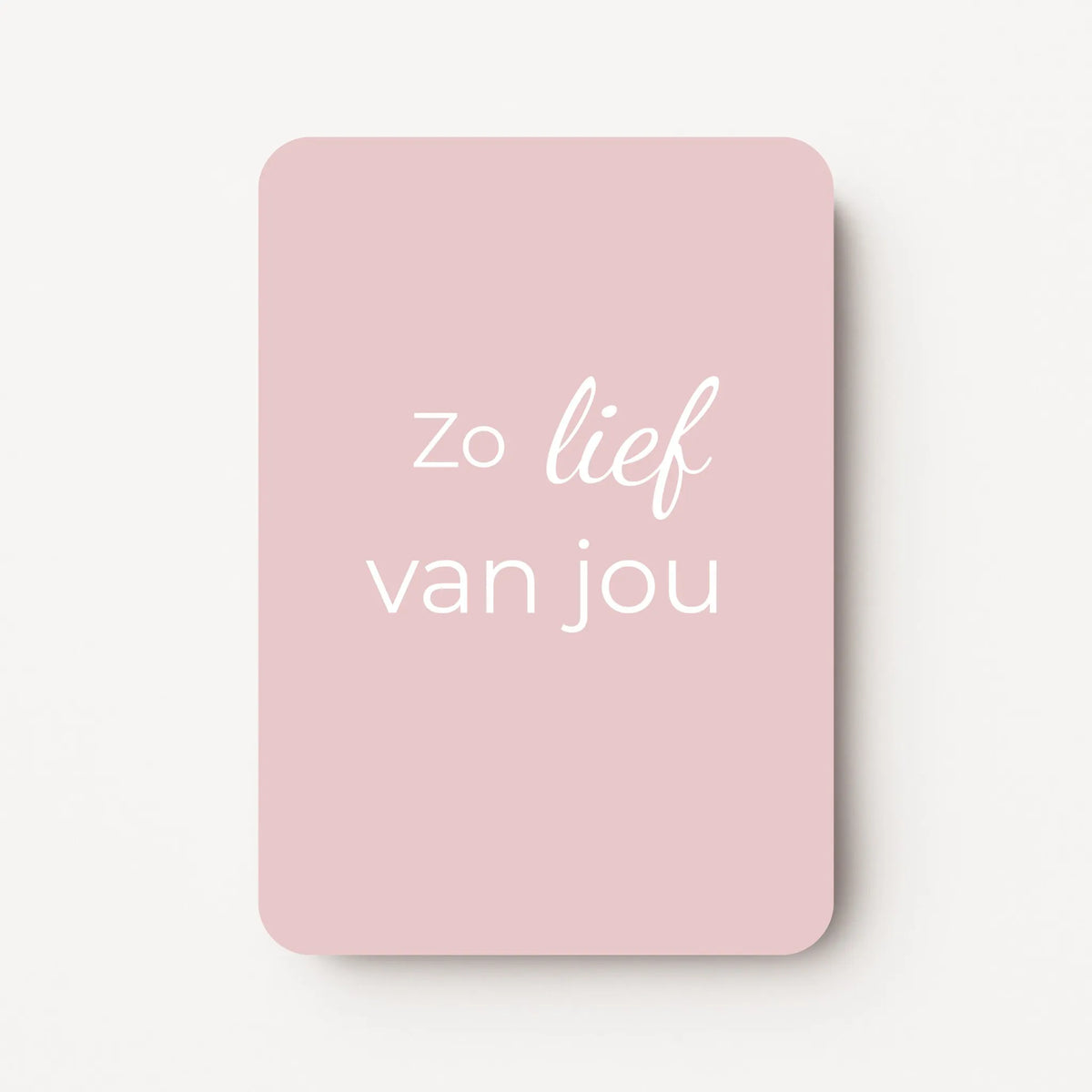 Staande minikaart met witte tekst "Zo lief van jou", minimalistisch ontwerp op een zachte roze-beige achtergrond.