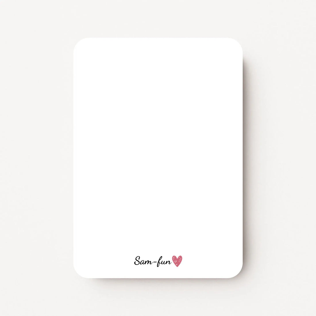 Achterkant van een staand minikaartje, blanco ontwerp met klein gecentreerd logo onderaan, flatlay op witte ondergrond.