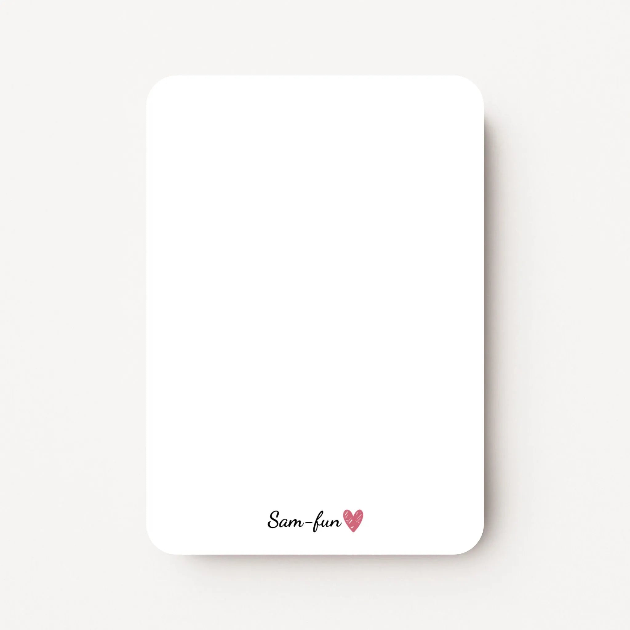 Achterkant van een staand minikaartje, blanco ontwerp met klein gecentreerd logo onderaan, flatlay op witte ondergrond.