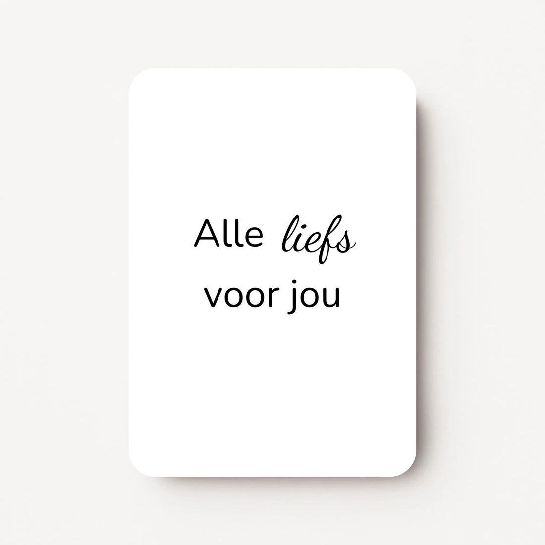 Staand minikaartje met zwarte tekst ‘Alle liefs voor jou’, minimalistisch ontwerp op witte achtergrond, flatlay op witte ondergrond.