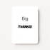 Staand minikaartje met tekst ‘Big THANKS’ in zwarte letters, minimalistisch ontwerp op witte achtergrond, flatlay op witte ondergrond.