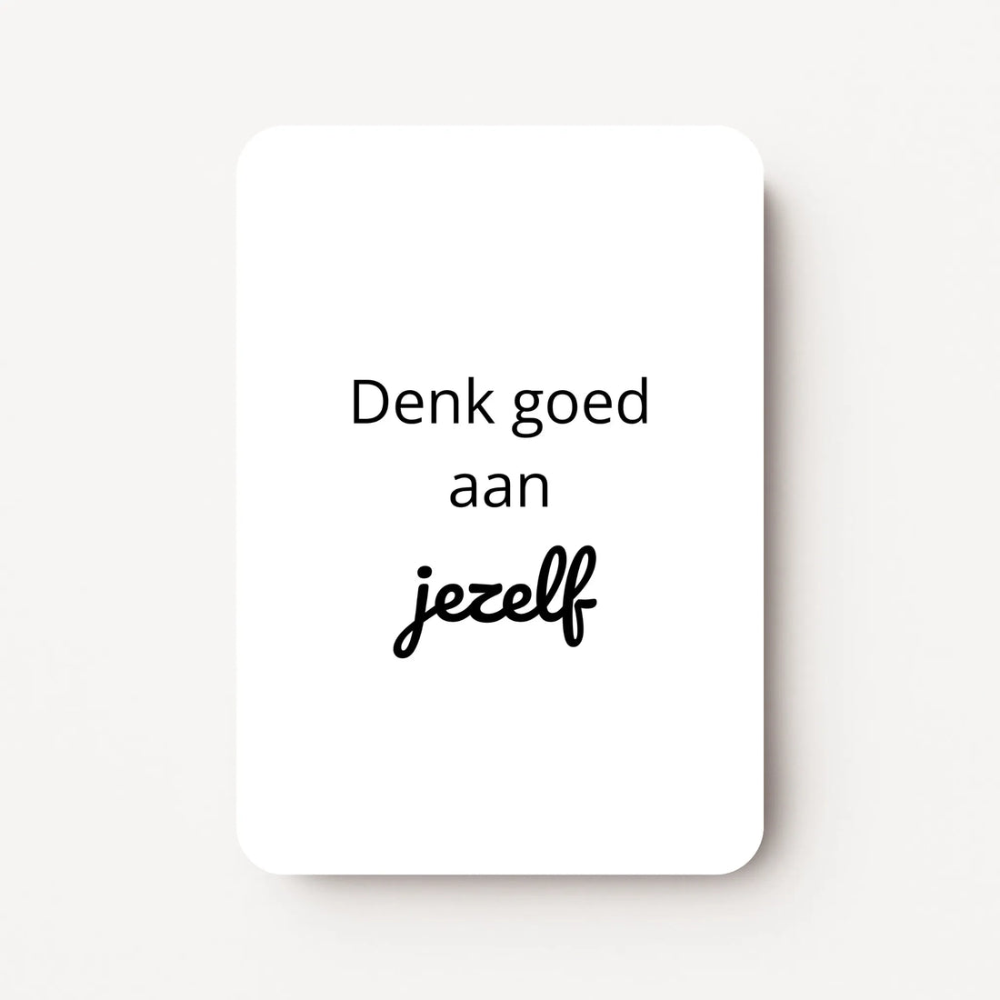 Staand minikaartje met zwarte tekst ‘Denk goed aan jezelf’, minimalistisch ontwerp op witte achtergrond, flatlay op witte ondergrond.