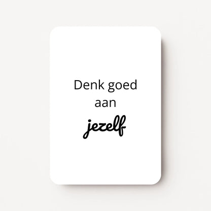 Staand minikaartje met zwarte tekst ‘Denk goed aan jezelf’, minimalistisch ontwerp op witte achtergrond, flatlay op witte ondergrond.