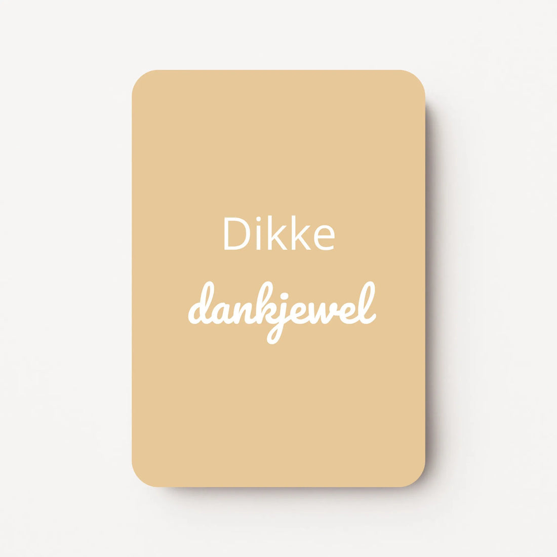 Staand minikaartje met witte tekst ‘Dikke dankjewel’ op zachte geel-beige achtergrond, minimalistisch ontwerp, flatlay op witte ondergrond.