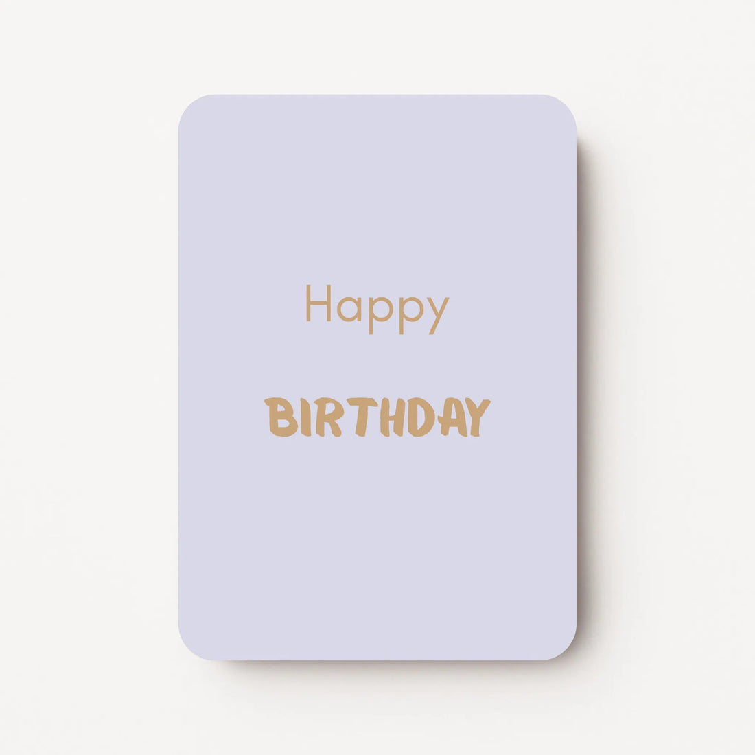 Staand minikaartje met goudbeige tekst ‘Happy BIRTHDAY’, minimalistisch ontwerp op zachte pastelblauwe achtergrond, flatlay op witte ondergrond.