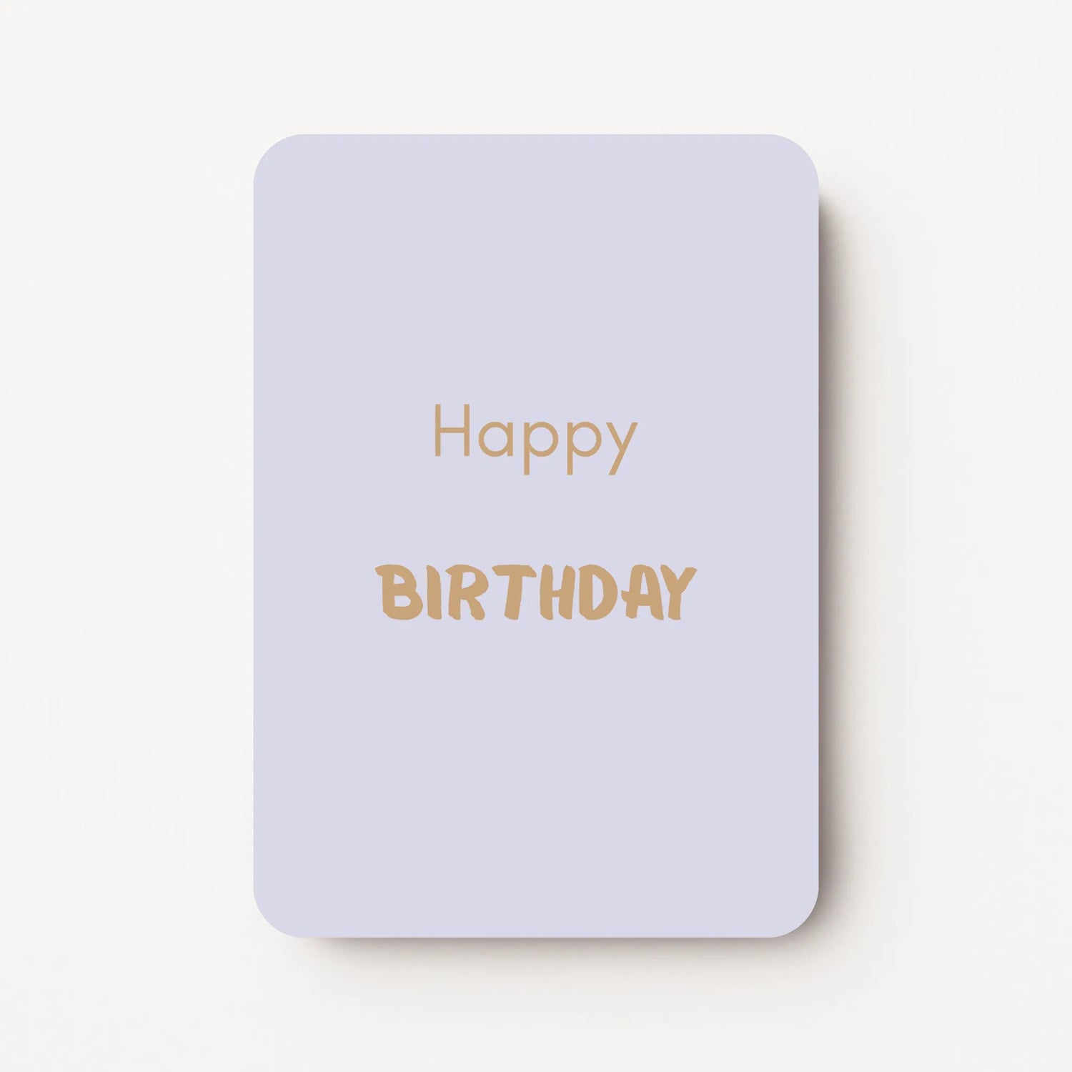 Staand minikaartje met goudbeige tekst ‘Happy BIRTHDAY’, minimalistisch ontwerp op zachte pastelblauwe achtergrond, flatlay op witte ondergrond.