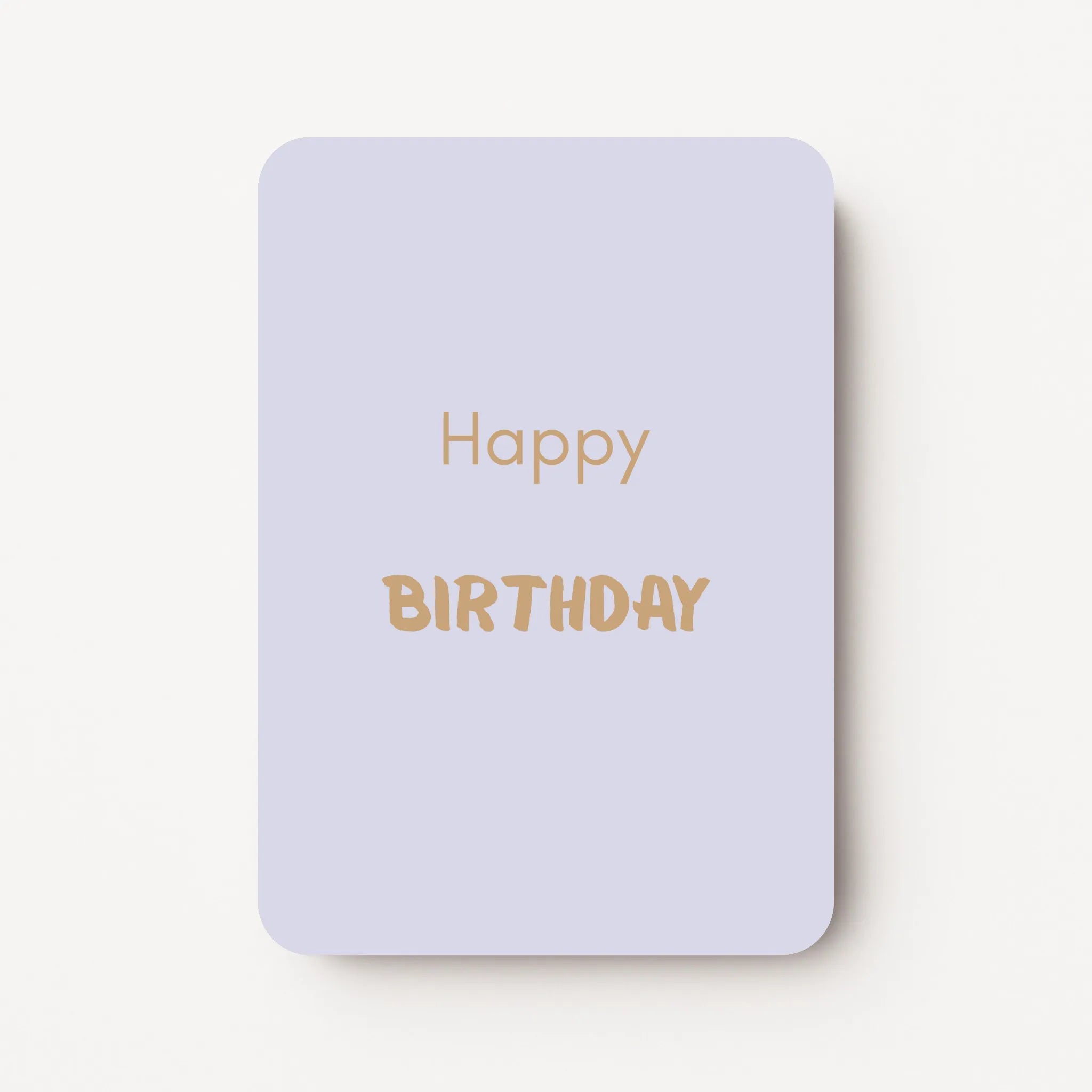 Staand minikaartje met goudbeige tekst ‘Happy BIRTHDAY’, minimalistisch ontwerp op zachte pastelblauwe achtergrond, flatlay op witte ondergrond.