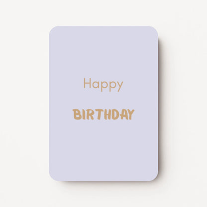 Staand minikaartje met goudbeige tekst ‘Happy BIRTHDAY’, minimalistisch ontwerp op zachte pastelblauwe achtergrond, flatlay op witte ondergrond.