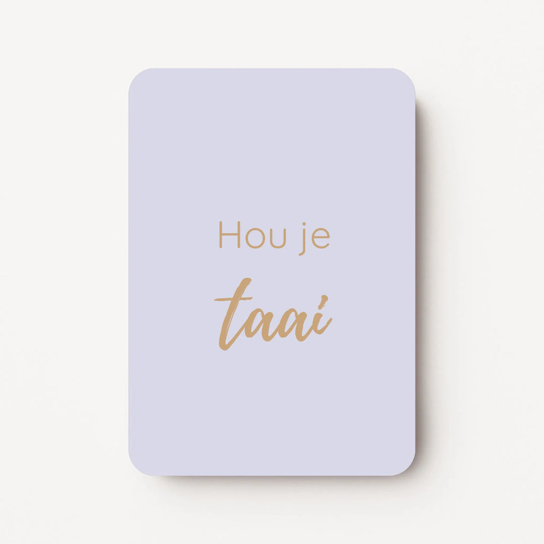 Staand minikaartje met tekst ‘Hou je taai’ in goudbeige letters, minimalistisch ontwerp op een zachte lila-grijze achtergrond, flatlay op witte ondergrond.