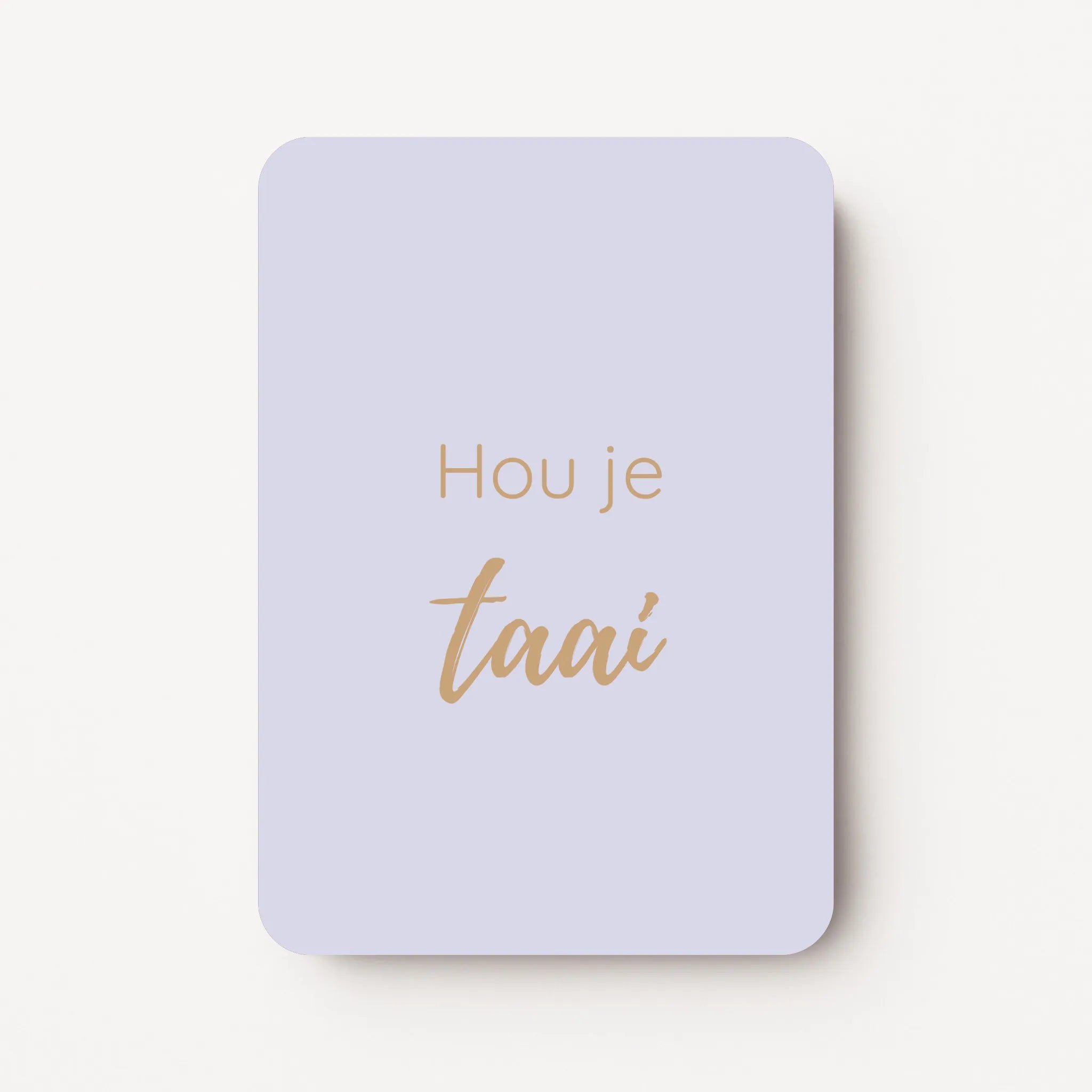 Staand minikaartje met tekst ‘Hou je taai’ in goudbeige letters, minimalistisch ontwerp op een zachte lila-grijze achtergrond, flatlay op witte ondergrond.