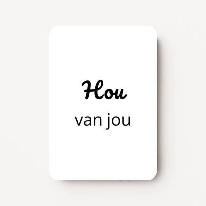 Staand minikaartje met zwarte tekst ‘Hou van jou’, minimalistisch ontwerp op witte achtergrond, flatlay op witte ondergrond.