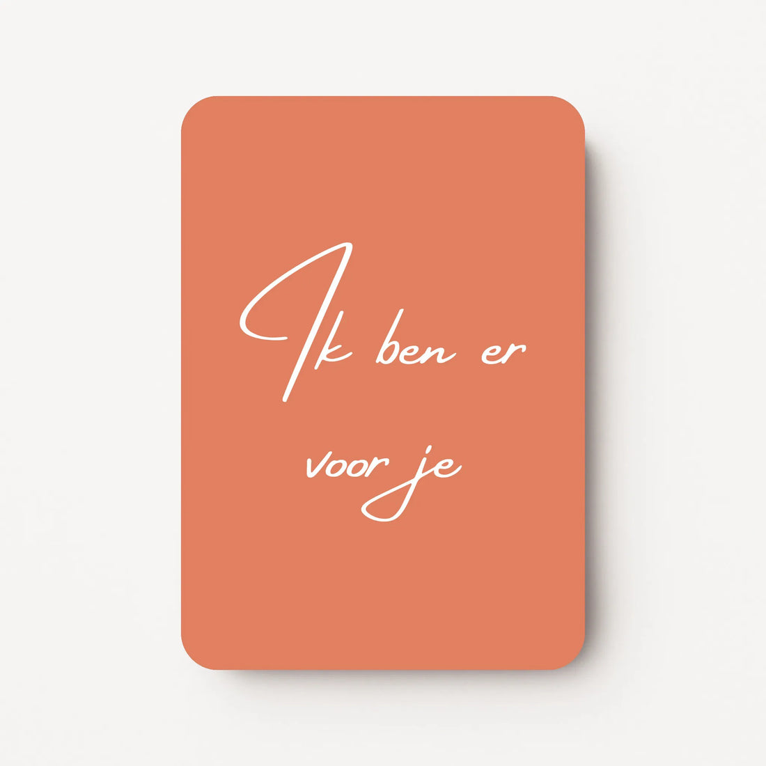 Staand minikaartje met witte tekst ‘Ik ben er voor je’, minimalistisch ontwerp op een warme perzikkleurige achtergrond, flatlay op witte ondergrond.