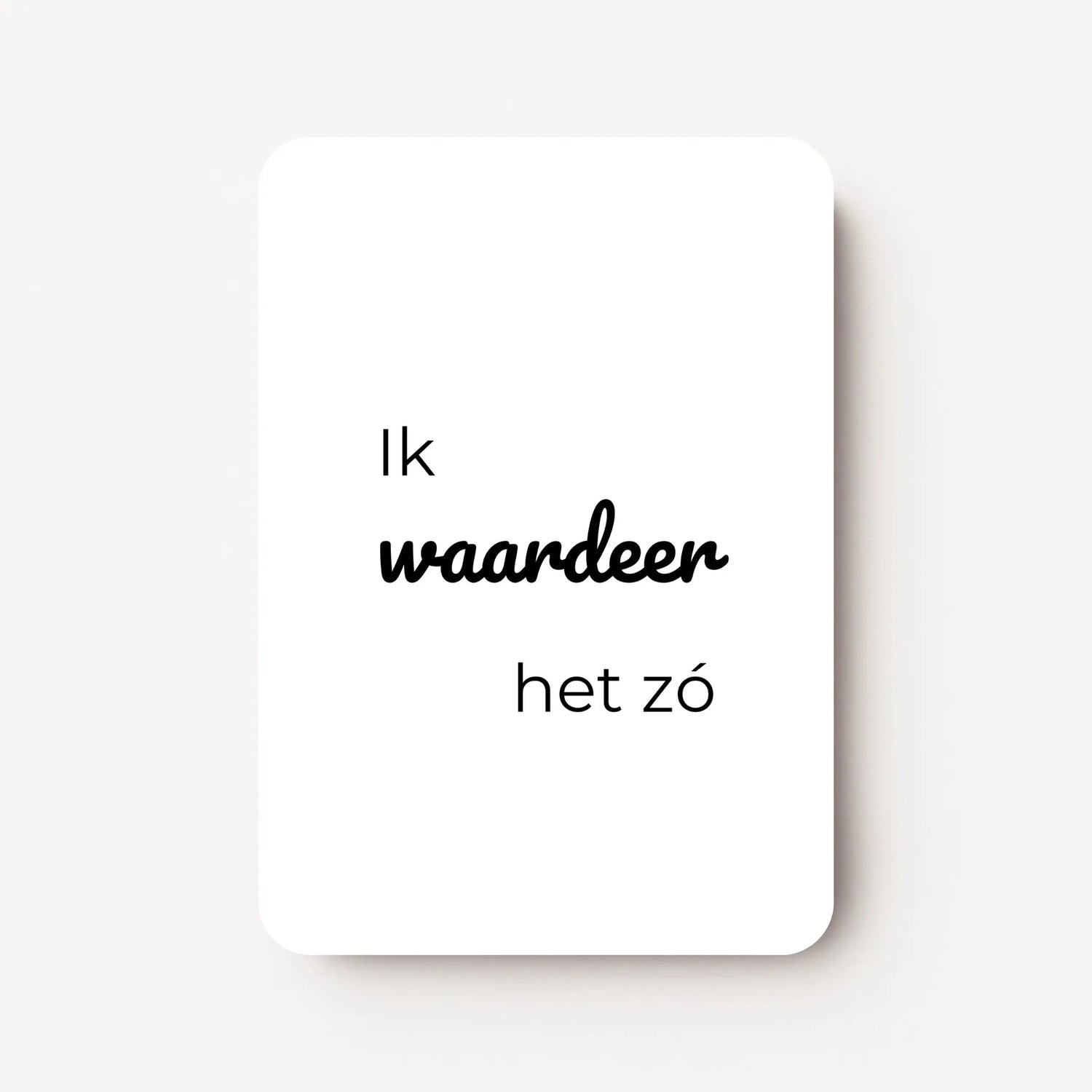 Staand minikaartje met tekst ‘Ik waardeer het zó’ in zwarte letters, minimalistisch ontwerp op witte achtergrond, flatlay op witte ondergrond.