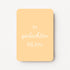 Staand minikaartje met witte tekst ‘In gedachten bij jou’, minimalistisch ontwerp op een warme lichtgele achtergrond, flatlay op witte ondergrond.