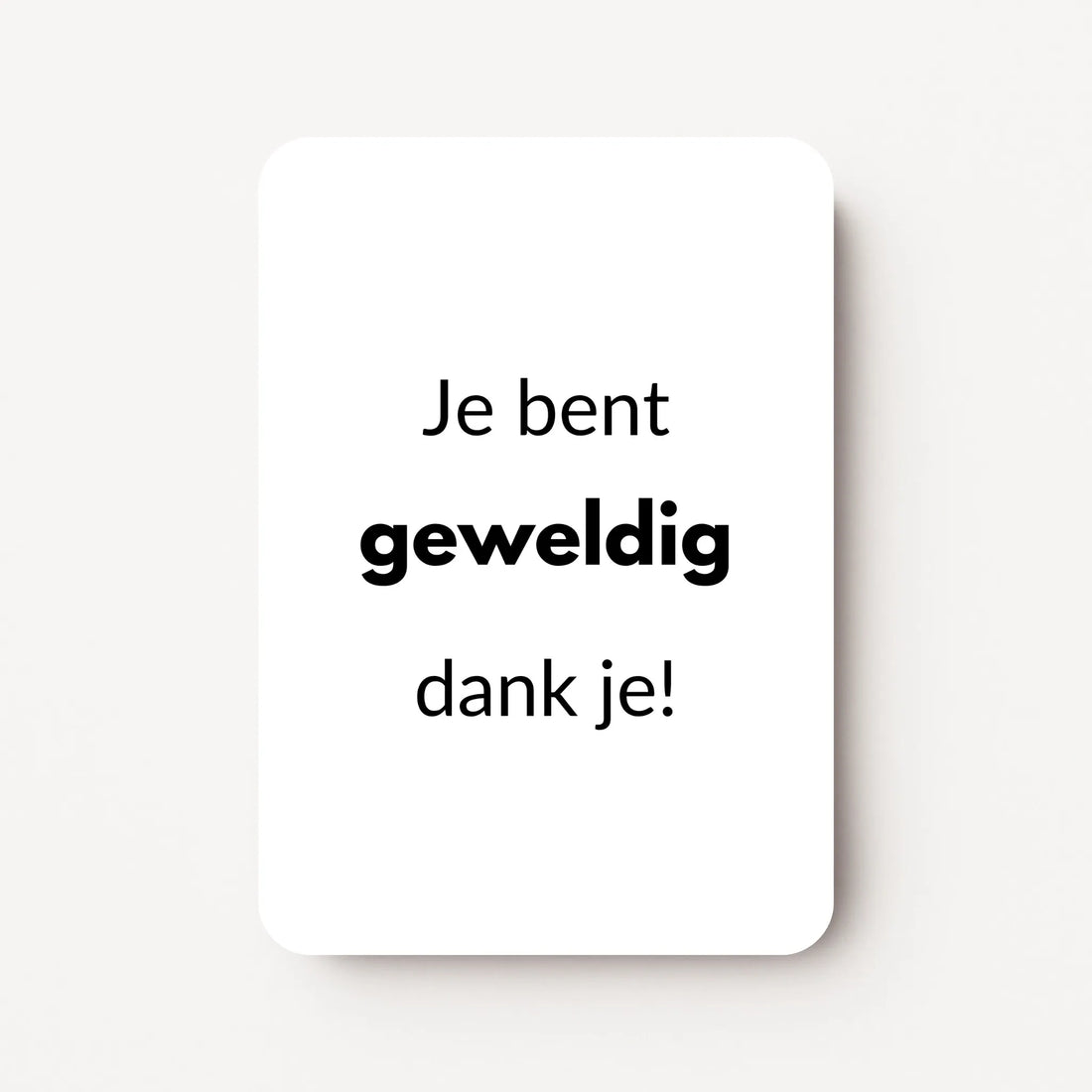 Staand minikaartje met tekst ‘Je bent geweldig dank je!’ in zwarte letters, minimalistisch ontwerp op witte achtergrond, flatlay op witte ondergrond.
