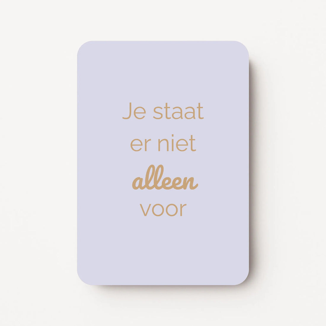 Staand minikaartje met goudbeige tekst ‘Je staat er niet alleen voor’, minimalistisch ontwerp op een zachte pastel-lila achtergrond, flatlay op witte ondergrond.