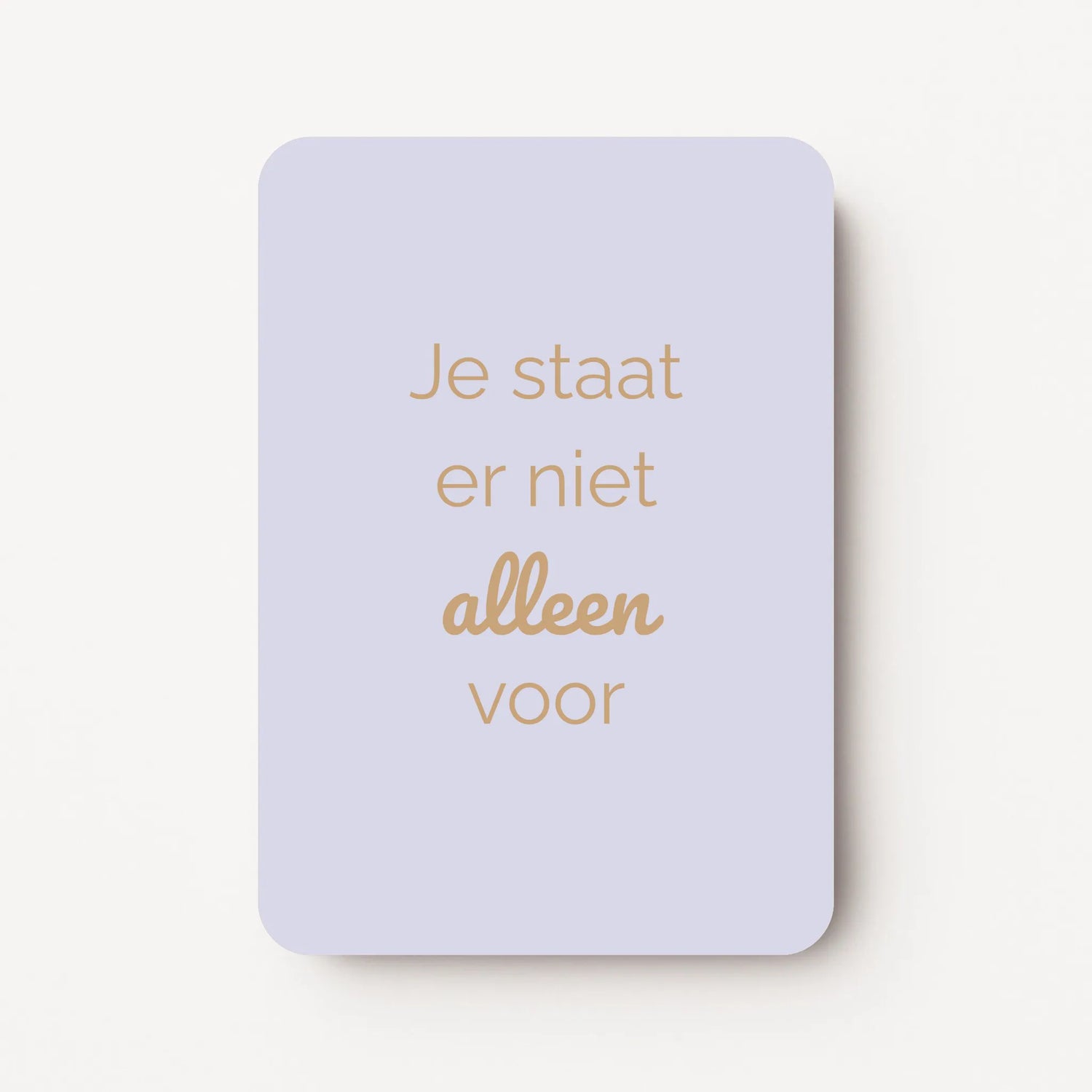 Staand minikaartje met goudbeige tekst ‘Je staat er niet alleen voor’, minimalistisch ontwerp op een zachte pastel-lila achtergrond, flatlay op witte ondergrond.