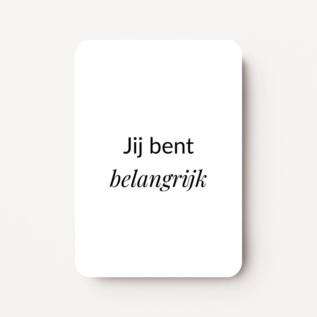 Staand minikaartje met zwarte tekst ‘Jij bent belangrijk’, minimalistisch ontwerp op witte achtergrond, flatlay op witte ondergrond.