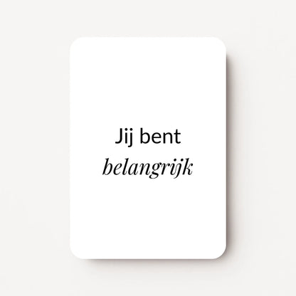 Staand minikaartje met zwarte tekst ‘Jij bent belangrijk’, minimalistisch ontwerp op witte achtergrond, flatlay op witte ondergrond.