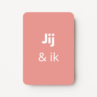 Staand minikaartje met witte tekst ‘Jij &amp; ik’, minimalistisch ontwerp op een warme oudroze achtergrond, flatlay op witte ondergrond.