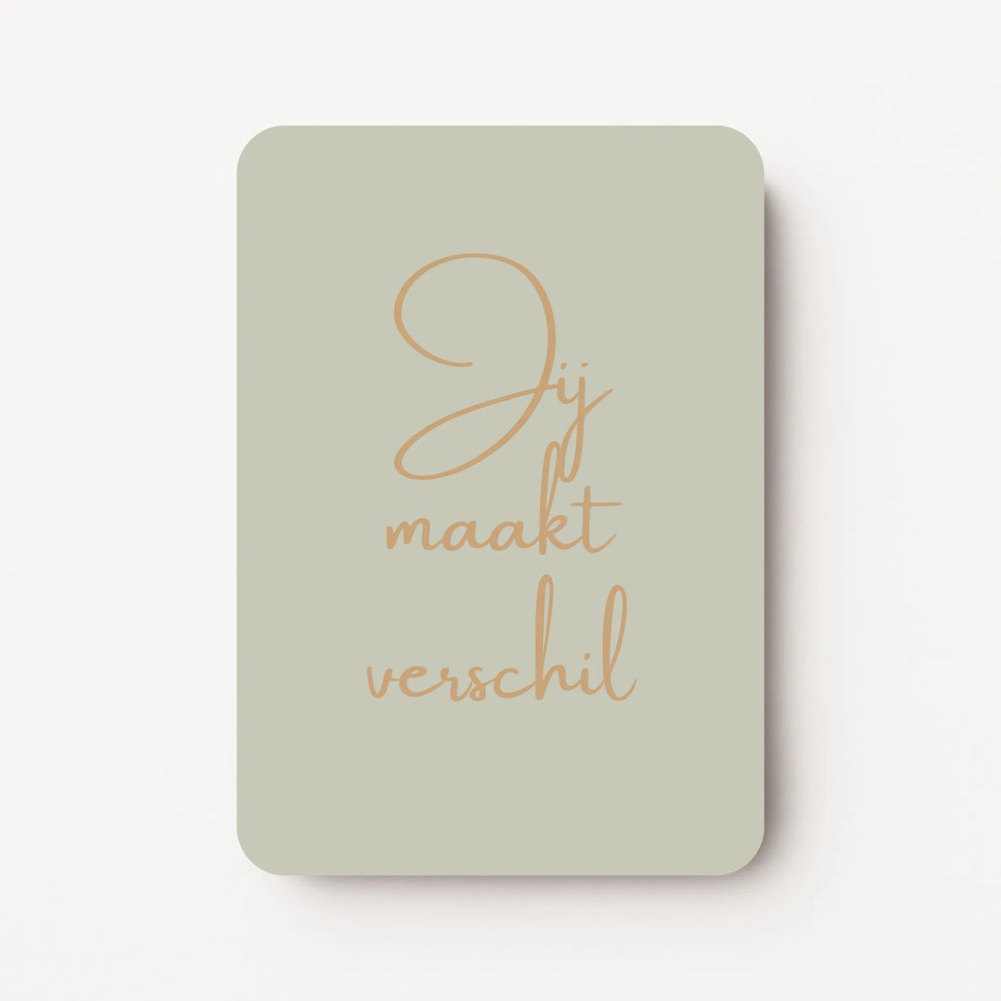 Staand minikaartje met tekst ‘Jij maakt verschil’ in goudbeige letters, minimalistisch ontwerp op zachte grijze achtergrond, flatlay op witte ondergrond.
