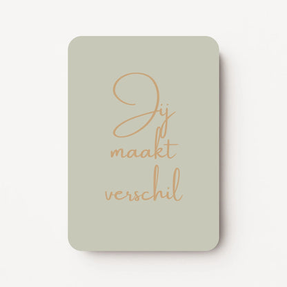 Staand minikaartje met tekst ‘Jij maakt verschil’ in goudbeige letters, minimalistisch ontwerp op zachte grijze achtergrond, flatlay op witte ondergrond.