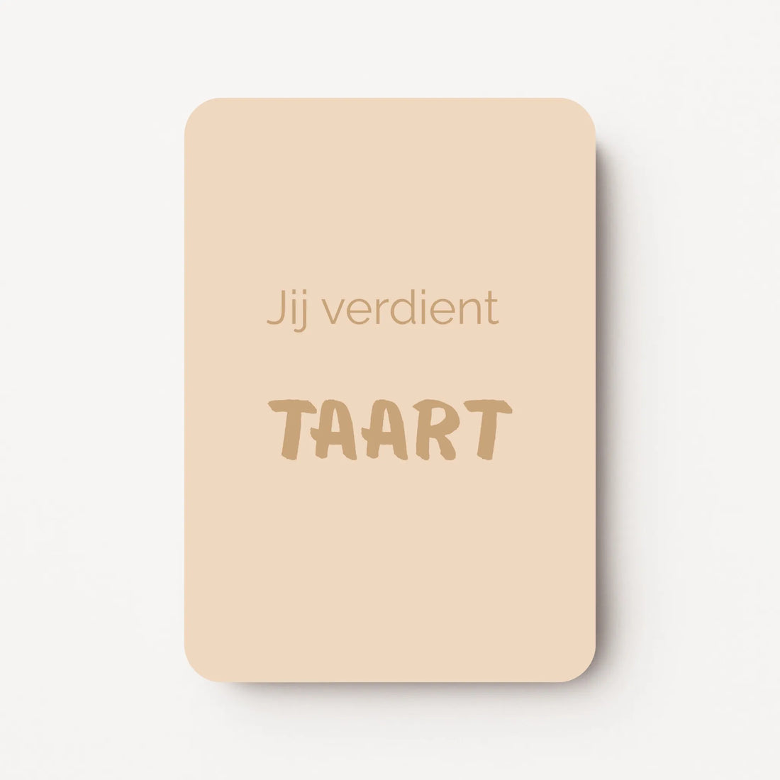 Staand minikaartje met goudbeige tekst ‘Jij verdient TAART’, minimalistisch ontwerp op warme crème-abrikoos achtergrond, flatlay op witte ondergrond.