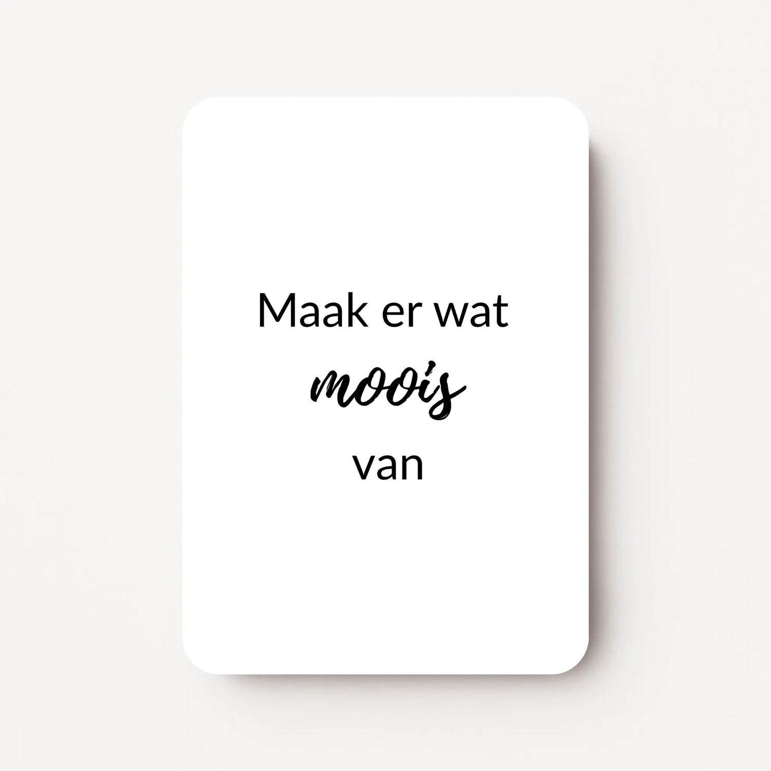 Staand minikaartje met zwarte tekst ‘Maak er wat moois van’, minimalistisch ontwerp op witte achtergrond, flatlay op witte ondergrond.