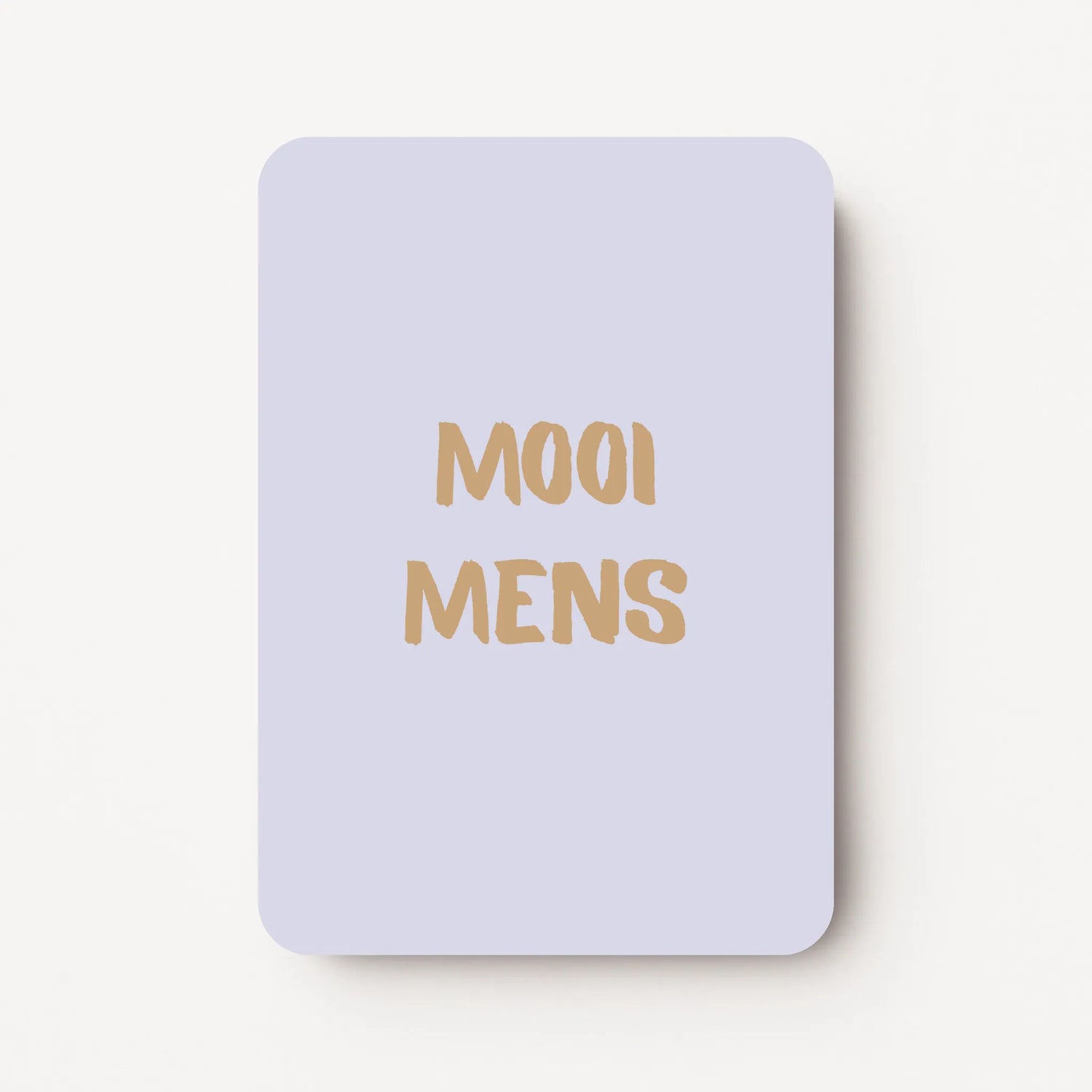 Staand minikaartje met goudbeige tekst ‘MOOI MENS’, minimalistisch ontwerp op een zachte koelgrijze achtergrond, flatlay op witte ondergrond.