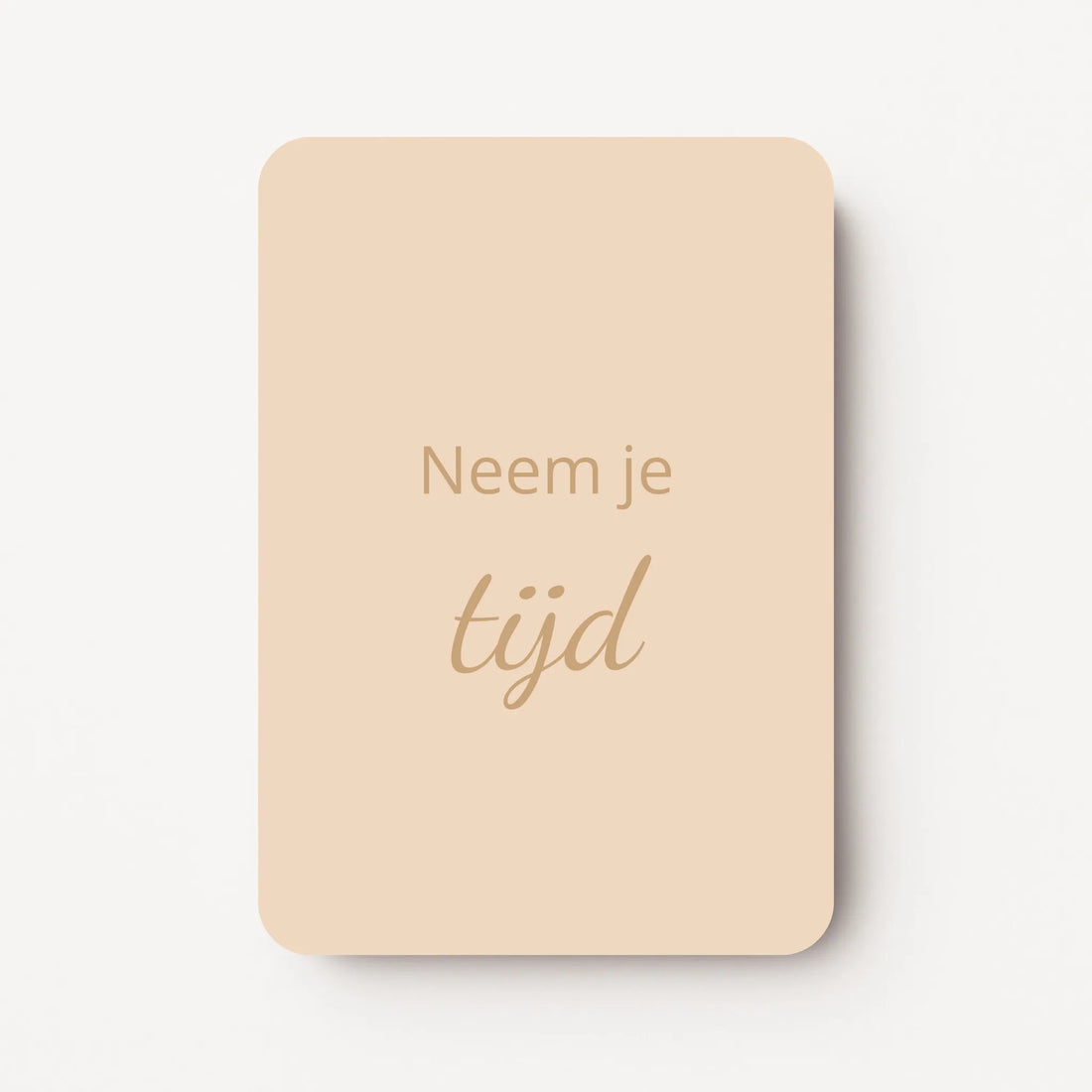 Staand minikaartje met tekst ‘Neem je tijd’ in goudbeige letters, minimalistisch ontwerp op een warme zandbeige achtergrond, flatlay op witte ondergrond.
