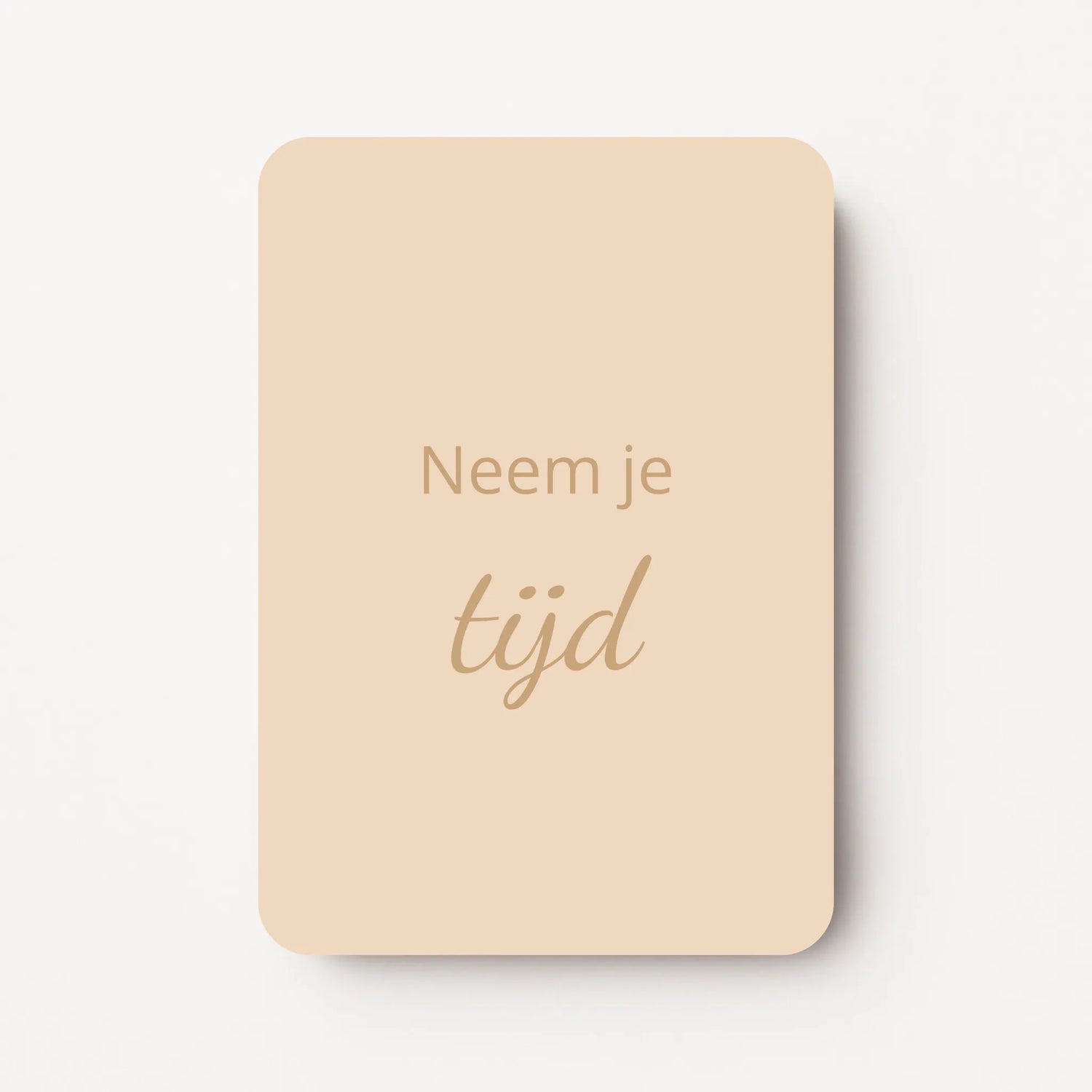 Staand minikaartje met tekst ‘Neem je tijd’ in goudbeige letters, minimalistisch ontwerp op een warme zandbeige achtergrond, flatlay op witte ondergrond.