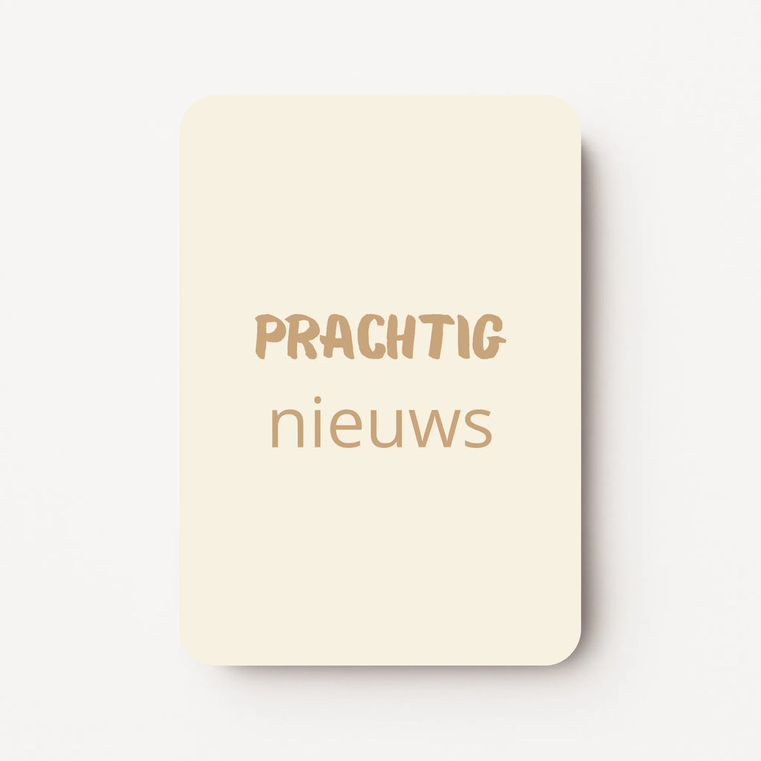 Staand minikaartje met tekst ‘Prachtig nieuws’ in goudbeige letters, minimalistisch ontwerp op zachte roomwitte achtergrond, flatlay op witte ondergrond.