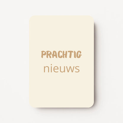 Staand minikaartje met tekst ‘Prachtig nieuws’ in goudbeige letters, minimalistisch ontwerp op zachte roomwitte achtergrond, flatlay op witte ondergrond.